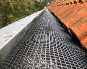 Bladvanger of gootdrain in dakgoot