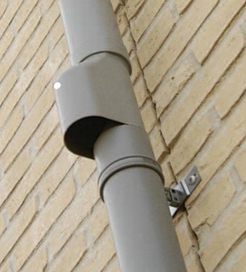 bladscheider pvc gemonteerd aan regenpijp